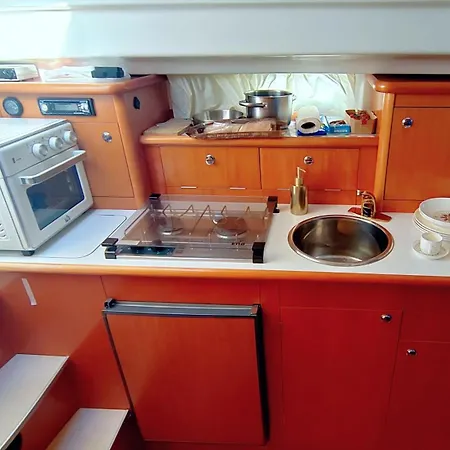 Motor Yacht Alicante Botel *